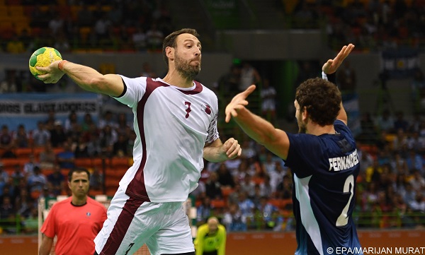 epa05488605 Qatar's Bertrand Roine (L) in action with Argentina's Federico Fernandez during the men's Handball preliminary round match between Qatar and Argentina at the Rio 2016 Olympic Games at the Future Arena in the Olympic Park in Rio de Janeiro, Brazil, 15 August 2016.  EPA/MARIJAN MURAT