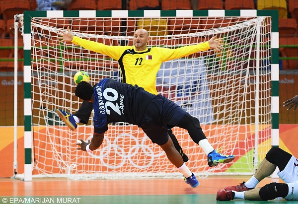 epa05467350 Cedric Sorhaindo (front) of France scores a goal against Qatar's goalkeeper Danijel Saric (back) during the men's Handball preliminary round game between Qatar and France at the Rio 2016 Olympic Games at the Future Arena in the Olympic Park in Rio de Janeiro, Brazil, 09 August 2016.  EPA/MARIJAN MURAT