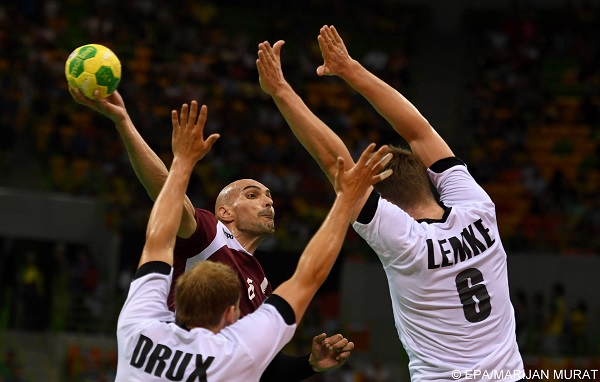 epa05493281 Qatar's Mustafa Alsaltialkrad (C) in action with Germany's Paul Drux (L) and Finn Lemke during the men's quarterfinal Handball match between Germany and Qatar of the Rio 2016 Olympic Game at Future Arena in the Olympic Park, Rio de Janeiro, Brazil, 17 August 2016.  EPA/MARIJAN MURAT