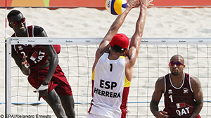 epa05465212 Pablo Herrera Allepuz (C) of Spain in action against Cherif Younousse Samba (R) of Qatar during the men's preliminary round match between Herrera/Gavria of Spain and Jefferson/Cherif of Qatar of the Rio 2016 Olympic Games at the Beach Volleyball Arena on Copacabana Beach in Rio de Janeiro, Brazil, 08 August 2016.  EPA/Alejandro Ernesto