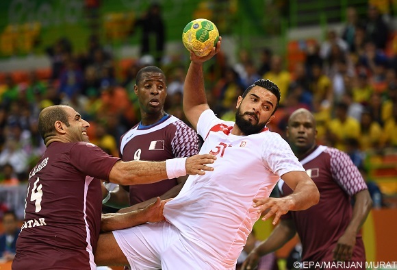 Tunisia's Marouan Chouiref (2R) in action with Qatar's Bassel Alrayes (L), Rafael Capote (2L) and Hassan Mabrouk (R) during their Rio 2016 Olympic Games men's Handball match at the Future Arena in the Olympic Park in Rio de Janeiro, Brazil, 11 August 2016.  EPA/MARIJAN MURAT