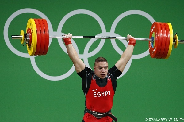 epa05482105 Ragab Abdalla of Egypt makes an attempt during the men's 94kg group A category final of the Rio 2016 Olympic Games Weightlifting events at the Riocentro in Rio de Janeiro, Brazil, 13 August 2016.  EPA/LARRY W. SMITH