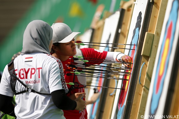 epa05456814 Reem Mansour (L) of Egypt and Karolina Lusitania Tatafu (R) of Tonga inspect the target during the women's individual ranking round of the Rio 2016 Olympic Games Archery events at the Sambodromo in Rio de Janeiro, Brazil, 05 August 2016.  EPA/YOAN VALAT