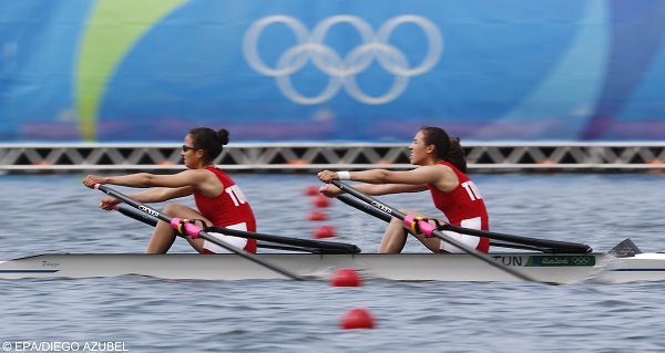 epa05464622 (L-R) Nour Elhouda Ettaieb and Khadija Krimi of Tunisia during the women's Lightweight Double Sculls heats in the Rio 2016 Olympic Games Rowing events at the Lagoa Rodrigo de Freitas in Rio de Janeiro, Brazil, 08 August 2016.  EPA/DIEGO AZUBEL