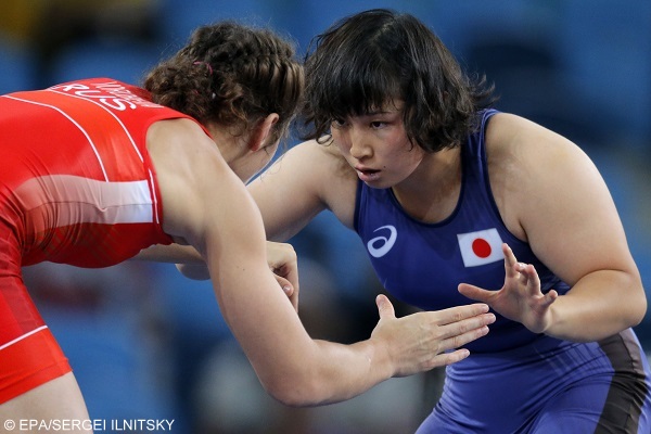 epa05494436 Natalia Vorobeva (red) of Russia in action against Sara Dosho (blue) of Japan during the women's Freestyle 69kg gold medal game of the Rio 2016 Olympic Games Wrestling events at the Carioca Arena 2 in the Olympic Park in Rio de Janeiro, Brazil, 17 August 2016.  EPA/SERGEI ILNITSKY