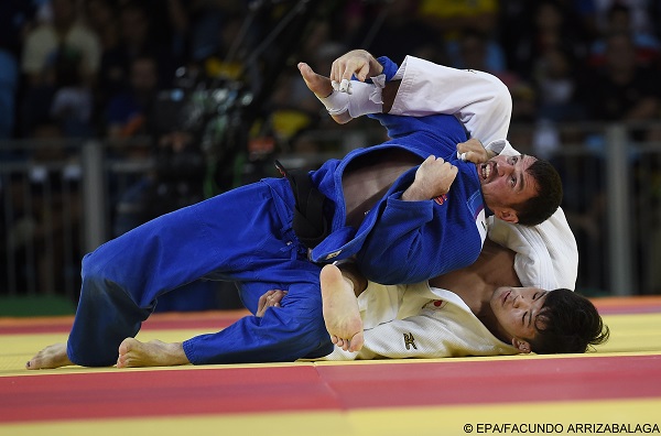 epa05465406 Shohei Ono of Japan (R) and Victor Scvortov of the United Arab Emirates (L) during the men's -73kg bout of the Rio 2016 Olympic Games Judo events at the Carioca Arena 2 in the Olympic Park in Rio de Janeiro, Brazil, 08 August 2016.  EPA/FACUNDO ARRIZABALAGA