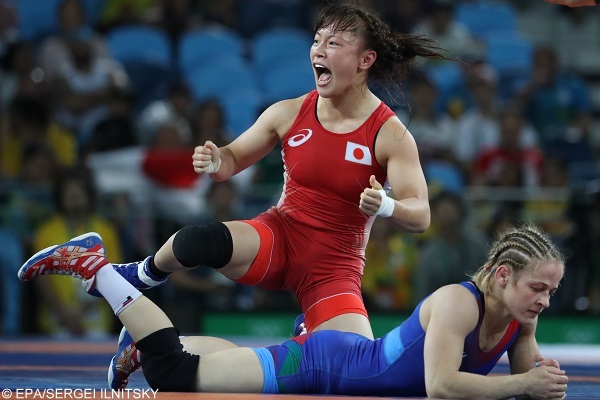 epa05494060 Eri Tosaka (red) of Japan celebrates after winning the wrestle against Mariya Stadnik of Azerbaijan during the women's Freestyle 48kg gold medal game of the Rio 2016 Olympic Games Wrestling events at the Carioca Arena 2 in the Olympic Park in Rio de Janeiro, Brazil, 17 August 2016.  EPA/SERGEI ILNITSKY