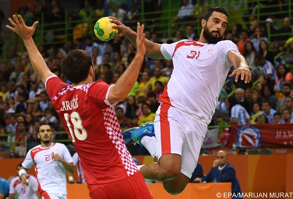 epa05488436 Tunisia's Marouan Chouiref (R) in action with Croatia's Igor Karacic (2L) during the men's Handball preliminary round game between Croatia and Tunisia at the Rio 2016 Olympic Games at the Future Arena in the Olympic Park in Rio de Janeiro, Brazil, 15 August 2016.  EPA/MARIJAN MURAT