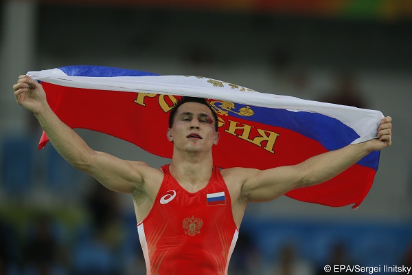 epa05485342 Roman Vlasov of Russia celebrates after defeating Mark Overgaard Madsen of Denmark during the men's Greco-Roman 75kg gold medal match of the Rio 2016 Olympic Games Wrestling events at the Carioca Arena 2 in the Olympic Park in Rio de Janeiro, Brazil, 14 August 2016.  EPA/Sergei Ilnitsky