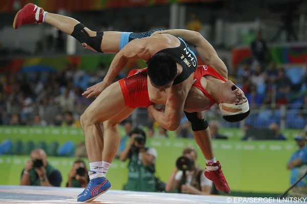 epa05484473 Roman Vlasov of Russia (R) and Bin Yang of China (L) in action during the men's Greco-Roman 75 kg 1/4 final match of the Rio 2016 Olympic Games Wrestling events at the Carioca Arena 2 in the Olympic Park in Rio de Janeiro, Brazil, 14 August 2016.  EPA/SERGEI ILNITSKY