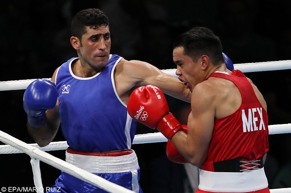 epa05468250 Misael Uziel Rodriguez (red) of Mexico fights against Waheed Abdulridha Waheed Karaawi (blue) of Iraq during their bout in the men's middle (75kg) preliminaries of the Rio 2016 Olympic Games Boxing events at the Riocentro in Rio de Janeiro, Brazil, 09 August 2016.  EPA/MARIO RUIZ