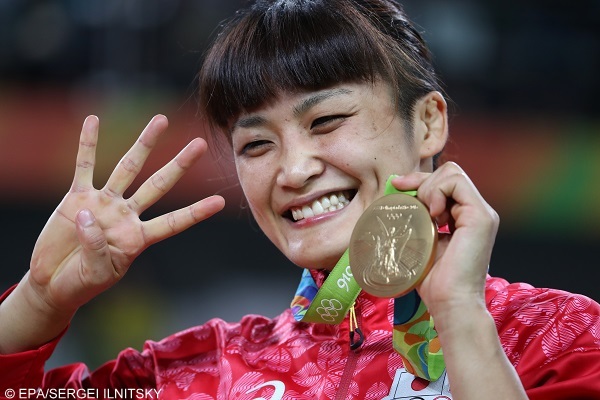 epa05494292 Kaori Icho of Japan celebrates her fourth straight gold Olympic medal during the awarding ceremony for women's Freestyle 58kg wrestling of the Rio 2016 Olympic Games Wrestling events at the Carioca Arena 2 in the Olympic Park in Rio de Janeiro, Brazil, 17 August 2016.  EPA/SERGEI ILNITSKY