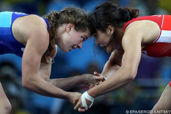epa05494214 Kaori Icho (red) of Japan in action with Valeriia Koblova Zholobova (blue) of Russia during the women's Freestyle 58kg gold medal game of the Rio 2016 Olympic Games Wrestling events at the Carioca Arena 2 in the Olympic Park in Rio de Janeiro, Brazil, 17 August 2016.  EPA/SERGEI ILNITSKY