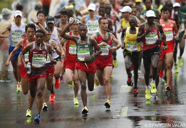 epa05504658 Runners during the Men's Marathon at the Rio 2016 Olympic Games Athletics, Track and Field events in Rio de Janeiro, Brazil, 21 August 2016.  EPA/YOAN VALAT