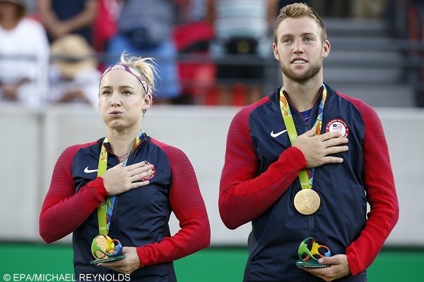 epa05484812 Gold medal winners Bethanie Mattek-Sands (L) and Jack Sock of the USA pose for ap hoto after the awarding ceremony for Mixed Doubles of the Rio 2016 Olympic Games Tennis events at the Olympic Tennis Centre in the Olympic Park in Rio de Janeiro, Brazil, 14 August 2016.  EPA/MICHAEL REYNOLDS