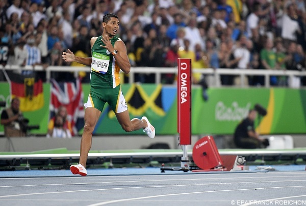 epa05485788 Wayde van Niekerk of South Africa wins the men's 400m final of the Rio 2016 Olympic Games Athletics, Track and Field events at the Olympic Stadium in Rio de Janeiro, Brazil, 14 August 2016.  EPA/FRANCK ROBICHON