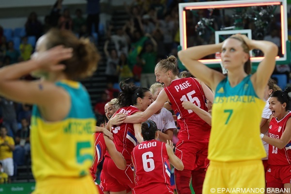 epa05489718 Team Serbia celebrate after winning their game against Australia during Women's Quarterfinal basketball game of the Rio 2016 Olympic Games at the Carioca Arena 1 in the Olympic Park in Rio de Janeiro, Brazil, 16 August 2016.  EPA/ARMANDO BABANI