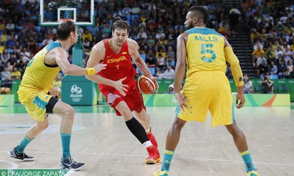epa05504913 Spain's Pau Gasol (C) drives between Australia's David Andersen (L) and Patty Mills (R) during their Rio 2016 Olympic Games Men's Basketball Bronze Medal Match at the Carioca Arena 1 in the Olympic Park in Rio de Janeiro, Brazil, 21 August 2016.  EPA/JORGE ZAPATA