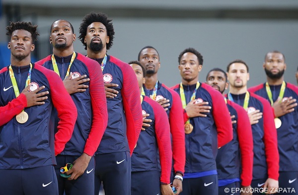 epa05505884 Players of the USA listen to the national anthem on the podium after winning the gold medal in the men's Basketball competition of the Rio 2016 Olympic Games at the Carioca Arena 1 in the Olympic Park in Rio de Janeiro, Brazil, 21 August 2016.  EPA/JORGE ZAPATA