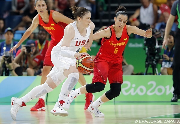 epa05502814 USA's Lindsay Whalen (L) and Spain's Silvia Dominguez (R) during the Rio 2016 Olympic Games Women's Gold Medal game at the Carioca Arena 1 in the Olympic Park in Rio de Janeiro, Brazil, 20 August 2016.  EPA/JORGE ZAPATA